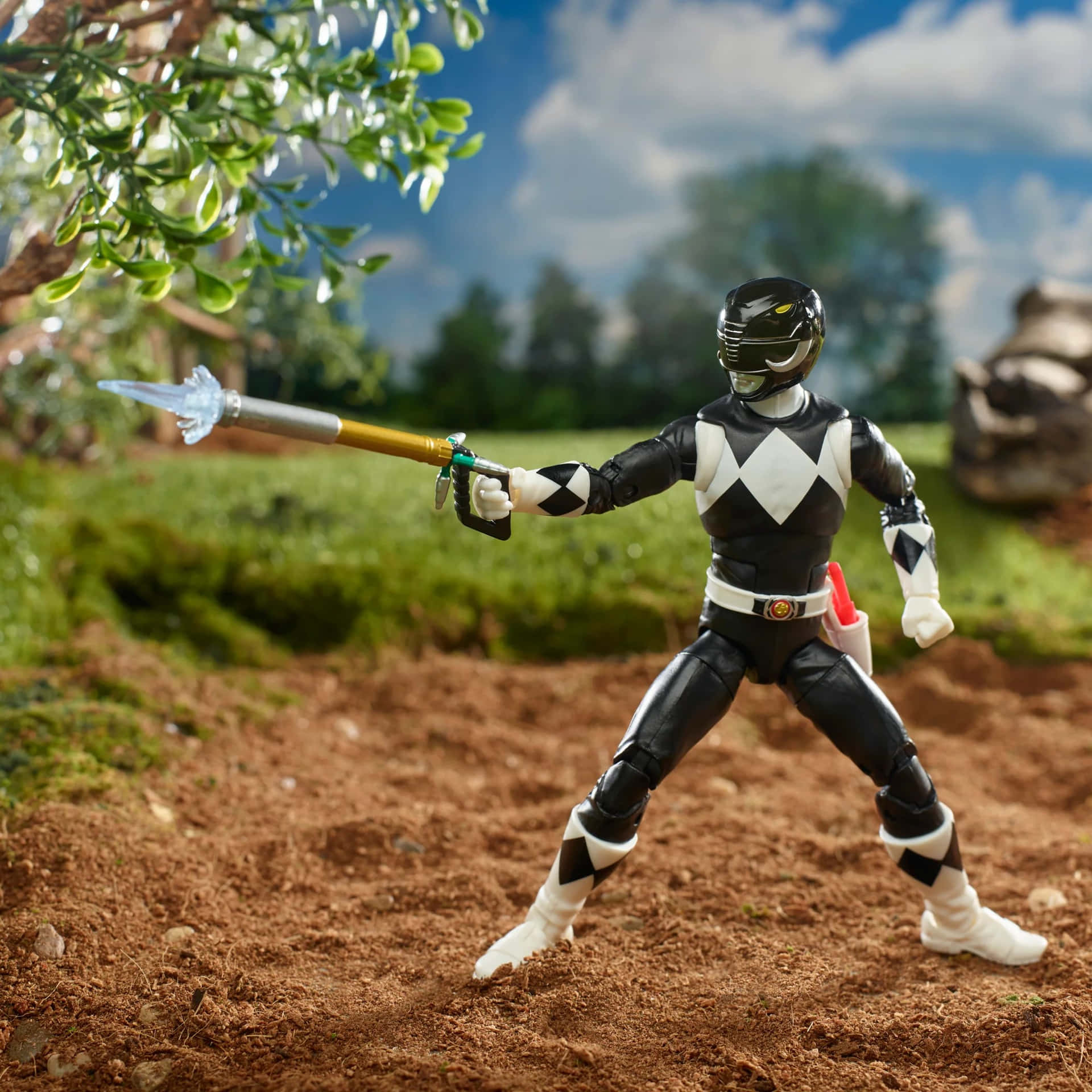  壁紙 — 黑白Power Ranger動作人偶在陽光普照的戶外場景中，手持發光劍擺出姿勢。