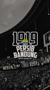  壁紙 — 黑白球場人群在陰天下歡呼，帶有「1919 PERSIB BANDUNG」文字疊加。