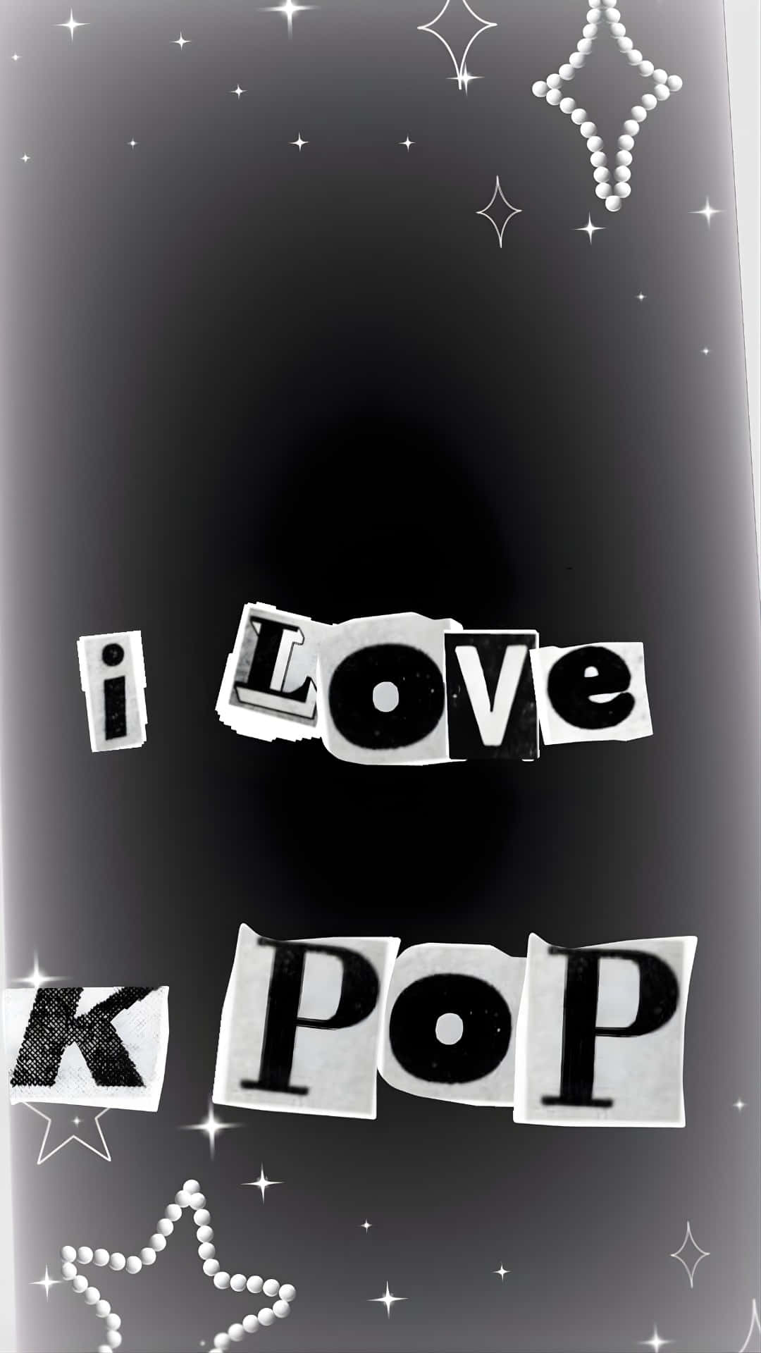  壁紙 — 黑色背景上，撕碎的紙張字母拼出「i love k pop」，周圍環繞著閃爍的星星和珍珠輪廓。