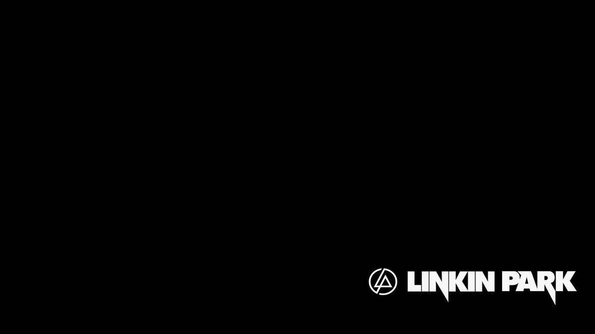 Linkin Park字標漆黑桌面 壁紙 — 黑色背景，右下角有白色 Linkin Park 標誌和風格化字體的樂隊名稱。