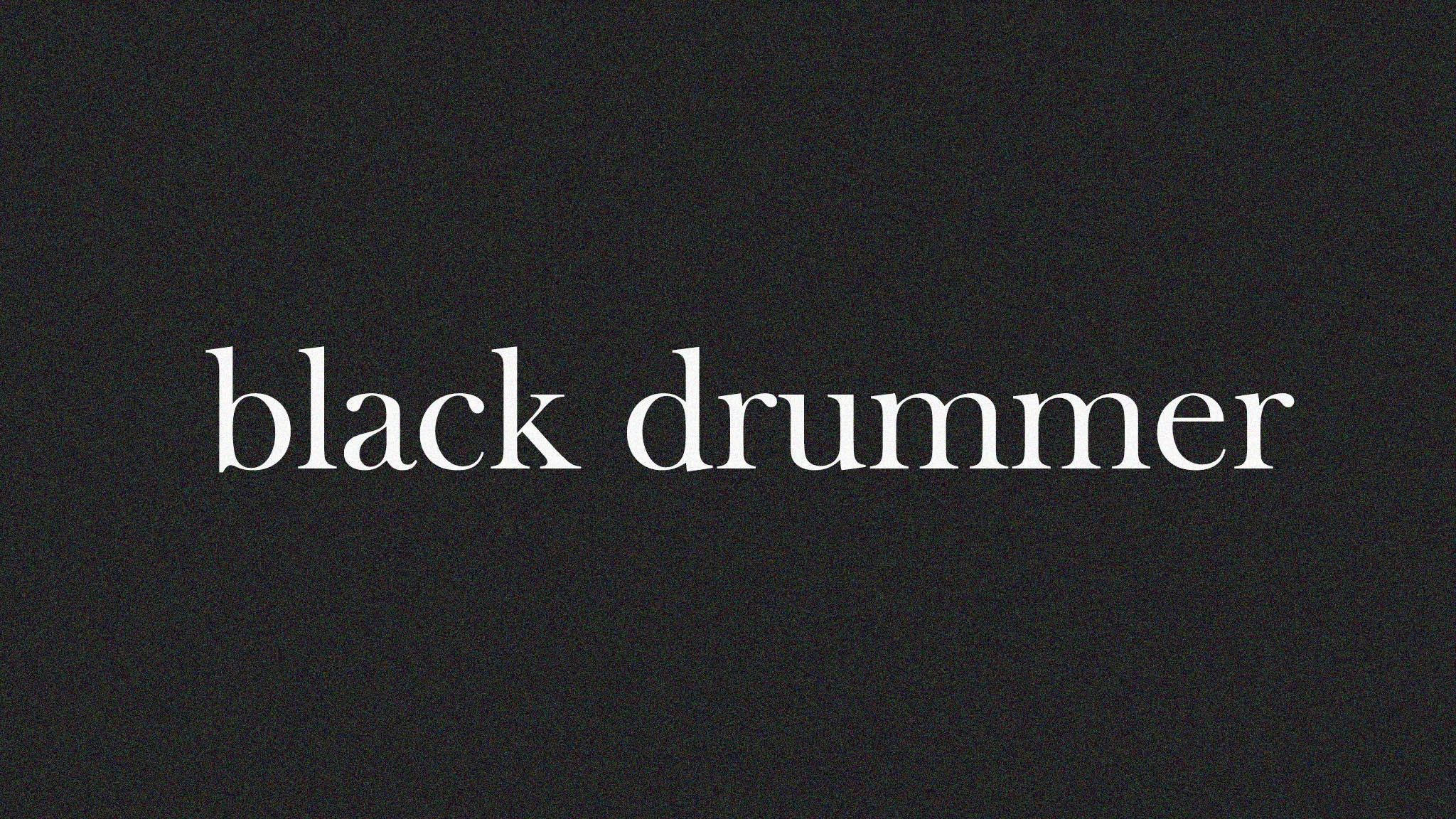 macbook pro aesthetic 桌布 壁紙 — 「black drummer」呢幾個字用白色襯線字體置中喺有紋理嘅深灰色背景上。