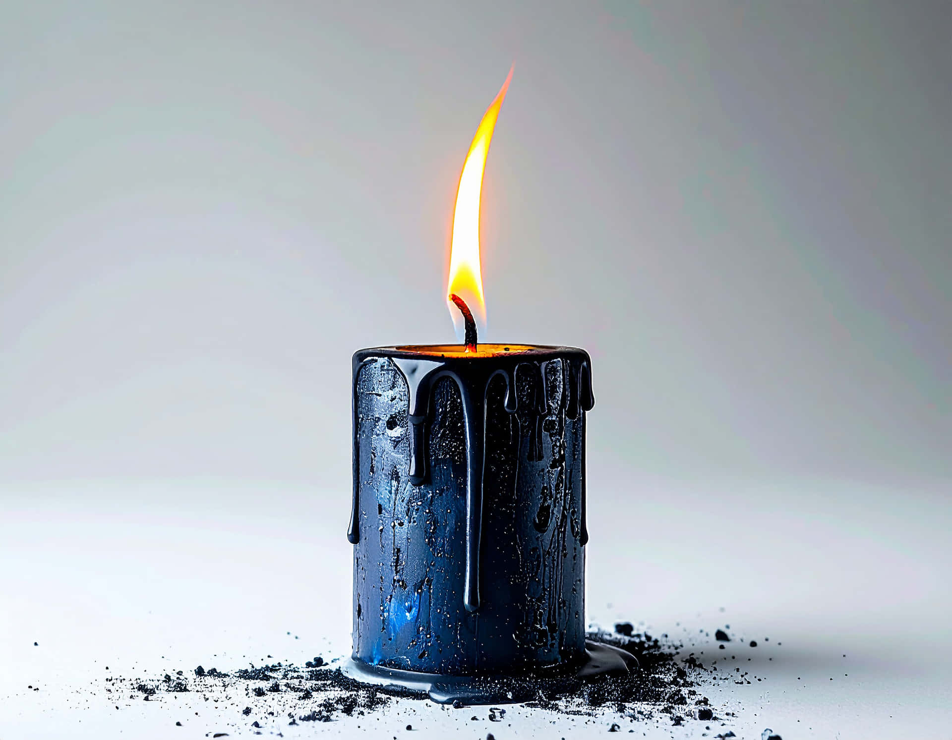 Black Flame 壁紙 — 一支黑色蠟燭，帶有融化的蠟滴和明亮的火焰，在柔和的灰色背景上燃燒。