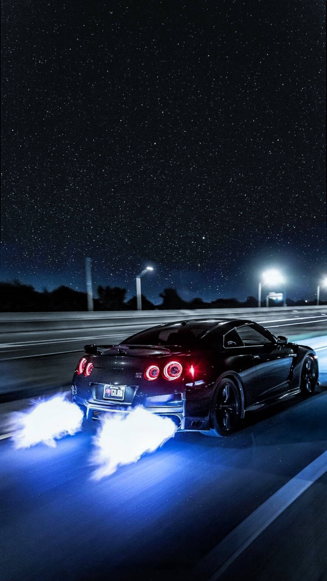 黑色跑車在夜間飄移，帶有藍色火焰和星空背景。