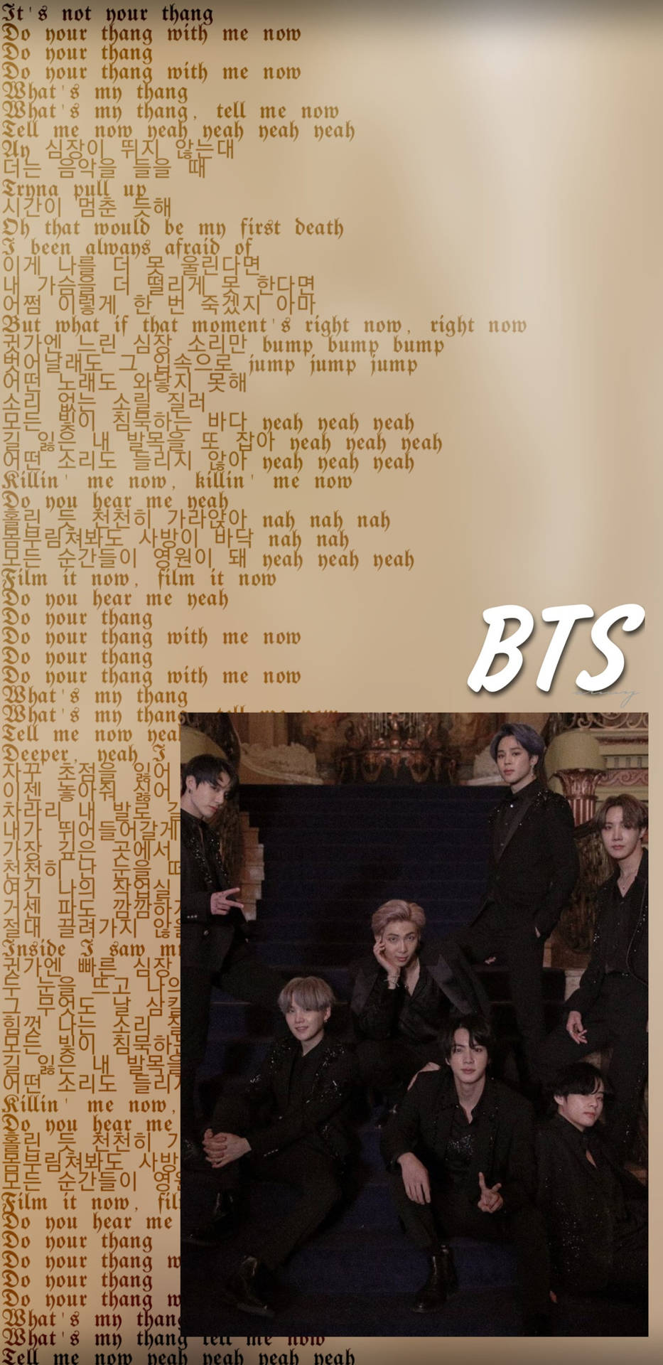 BLACK SWAN 歌詞鎖屏 BTS 壁紙 — 七位身穿黑色服裝的BTS成員在一個充滿多種語言歌詞的金色背景前擺姿勢。