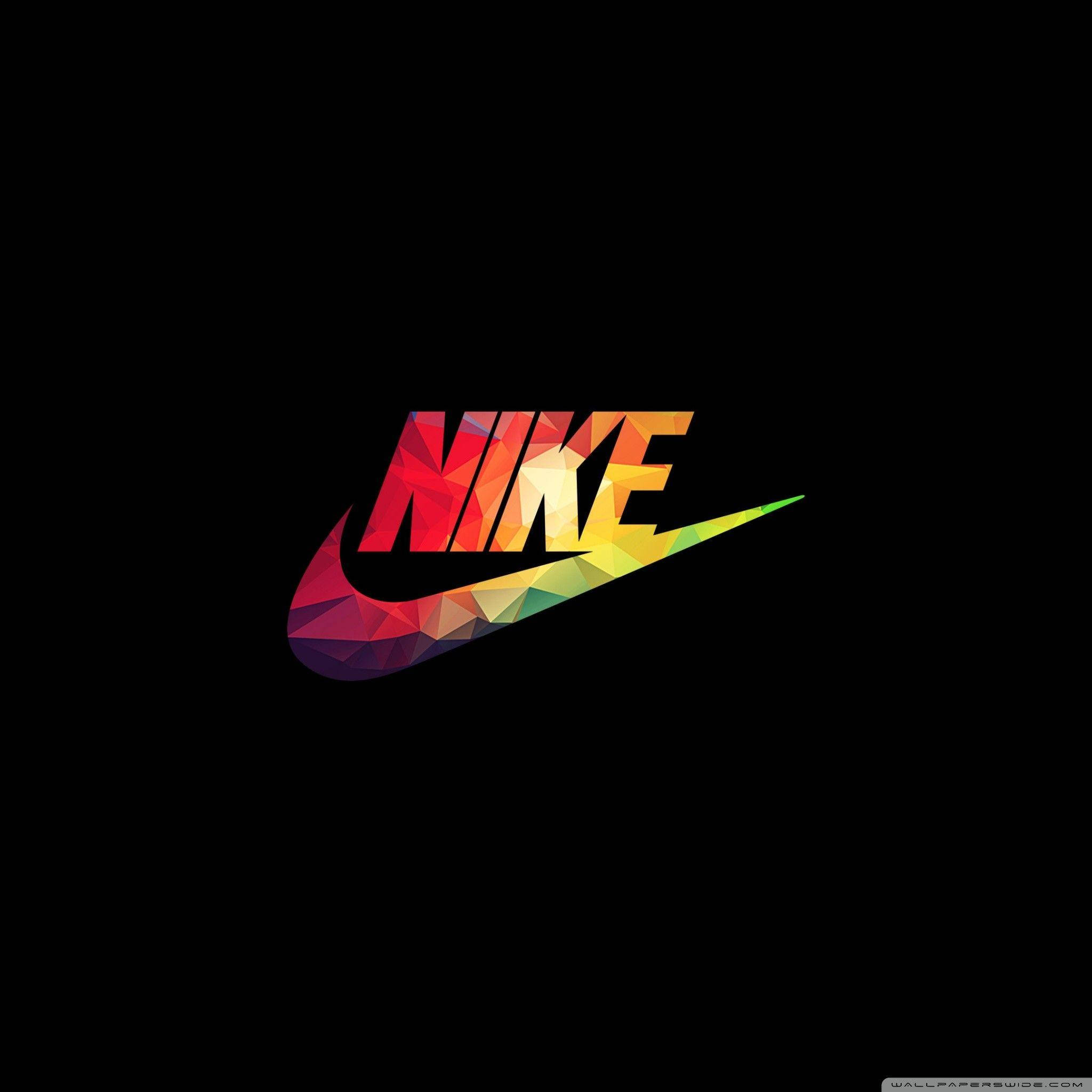 Black With Colorful Nike iPhone Logo 壁紙 — 一個充滿活力的幾何Nike標誌，帶有彩虹多邊形色彩，在純黑色背景上脫穎而出。