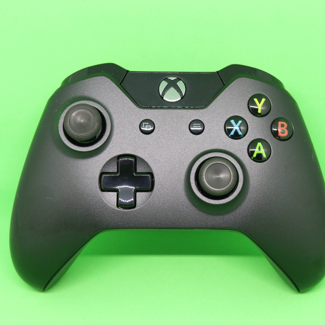 綠色背景上的黑色Xbox手掣