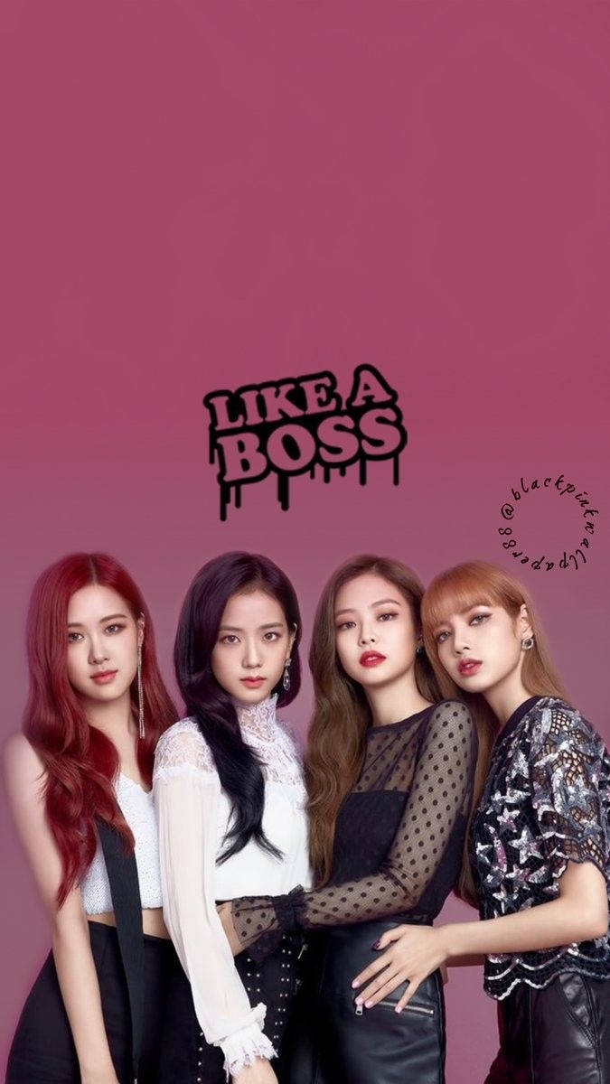 BLACKPINK展現女性力量 壁紙 — 四位時尚的K-pop女性在純洋紅色背景上自信地擺姿勢，帶有'LIKE A BOSS'塗鴉文字。