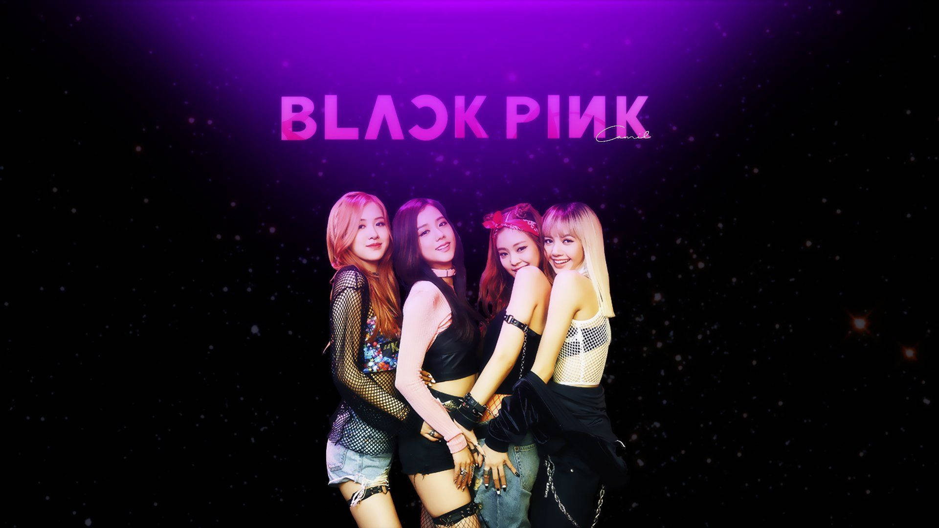 BLACKPINK 星際主題 壁紙 — 四位時尚的K-pop偶像在發光的紫色燈光下，在星空黑色背景上自信地擺姿勢，帶有'BLACK PINK'文字。