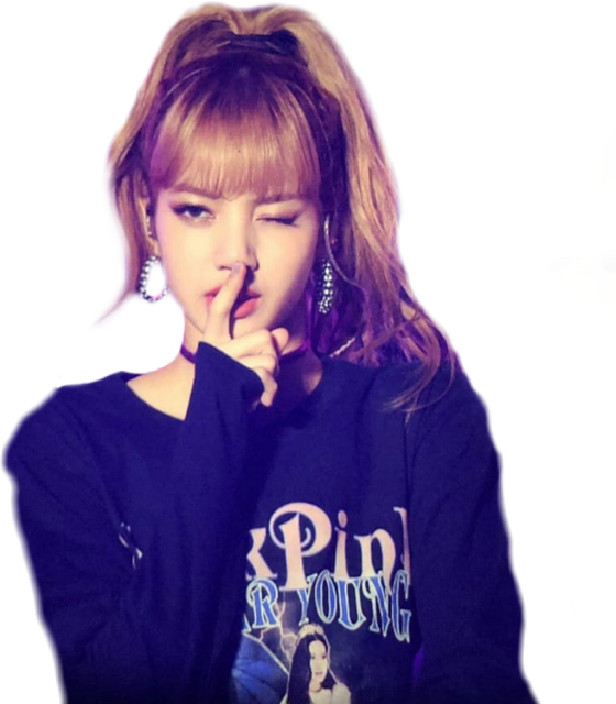 BLACKPINK成員噤聲姿勢 壁紙 — 一位金髮高馬尾的年輕女子在黑色背景前，將手指放在嘴唇上眨眼。