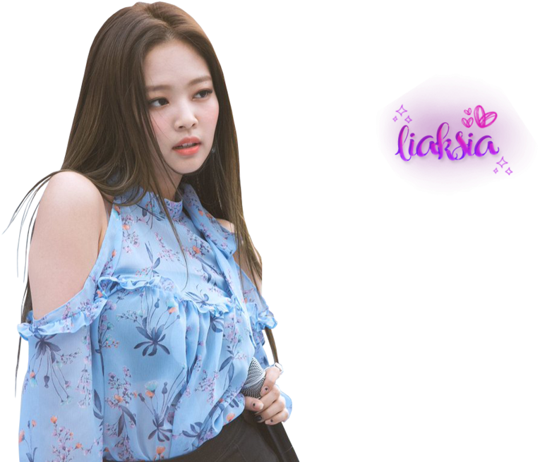 Blackpink成員藍色花卉上衣 壁紙 — 一位年輕女性留著長長棕色頭髮，身穿藍色花卉上衣，在黑色背景前拿著麥克風，旁邊有紫色標誌。