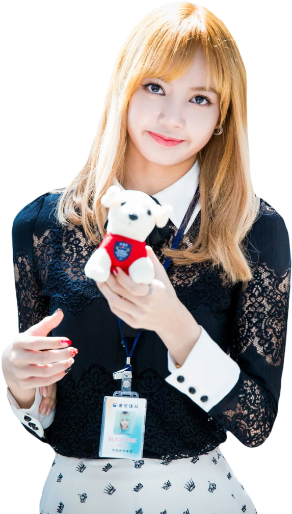 Blackpink成員抱泰迪熊 壁紙 — 一位金髮年輕女子在黑色背景前微笑，抱著一隻穿著紅色背心的小白熊。