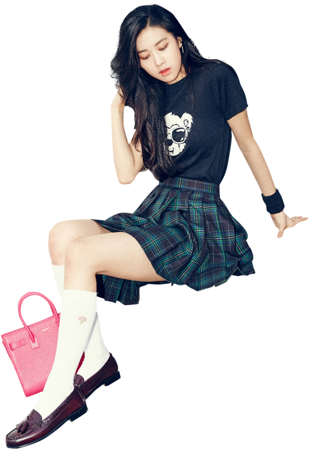 BLACKPINK成員時尚姿勢 壁紙 — 一位年輕女性留著深色長髮，以休閒姿勢坐著，身穿黑色圖案T恤、格子裙、白襪和酒紅色樂福鞋，旁邊放著一個粉紅色手提包。