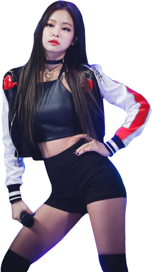 BLACKPINK成員表演舞台造型 壁紙 — 一位自信的女表演者穿著黑色皮革露臍上衣和短褲，搭配紅白藍色飛行員夾克，在黑色背景前手持麥克風擺姿勢。