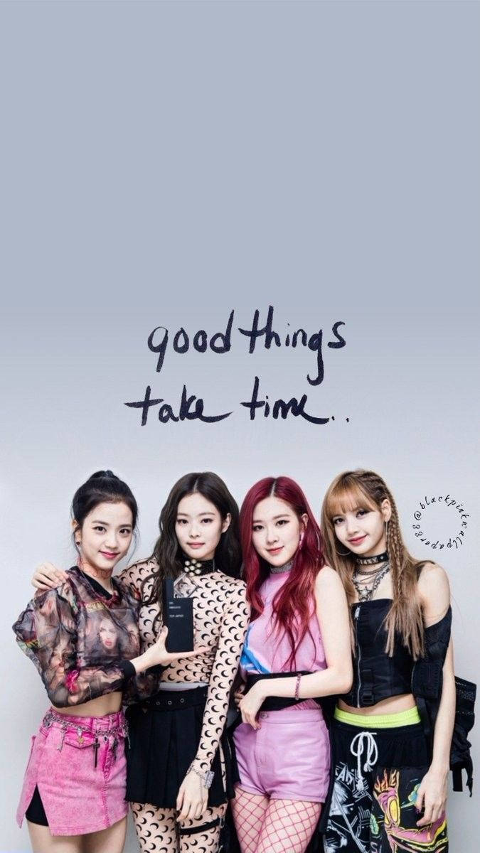 BLACKPINK 成員與「好事物需要時間」文字圖形壁紙
