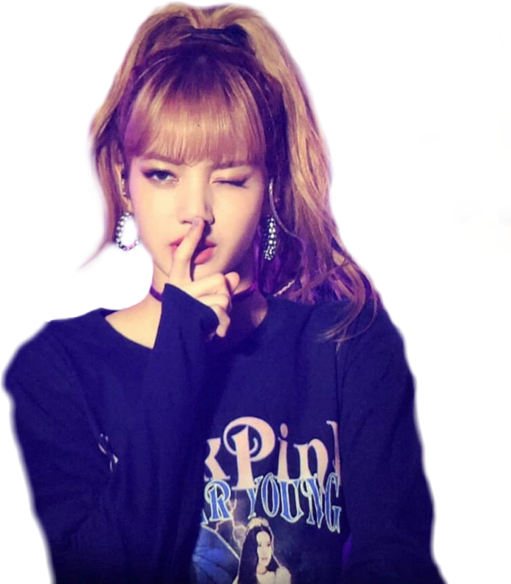 BLACKPINK成員噤聲手勢 壁紙 — 一位金髮年輕女性戴著閃亮耳環，在深色背景前將手指放在唇邊眨眼。