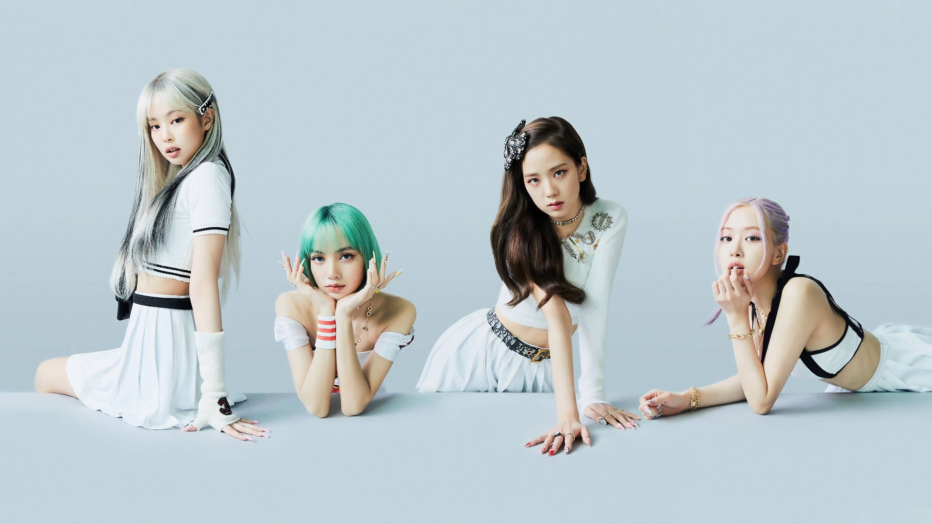 BLACKPINK《Ice Cream》時期造型 壁紙 — 四位時尚女性，擁有色彩繽紛的頭髮，穿著白色服裝，在柔和的灰色工作室背景下自信地擺姿勢。