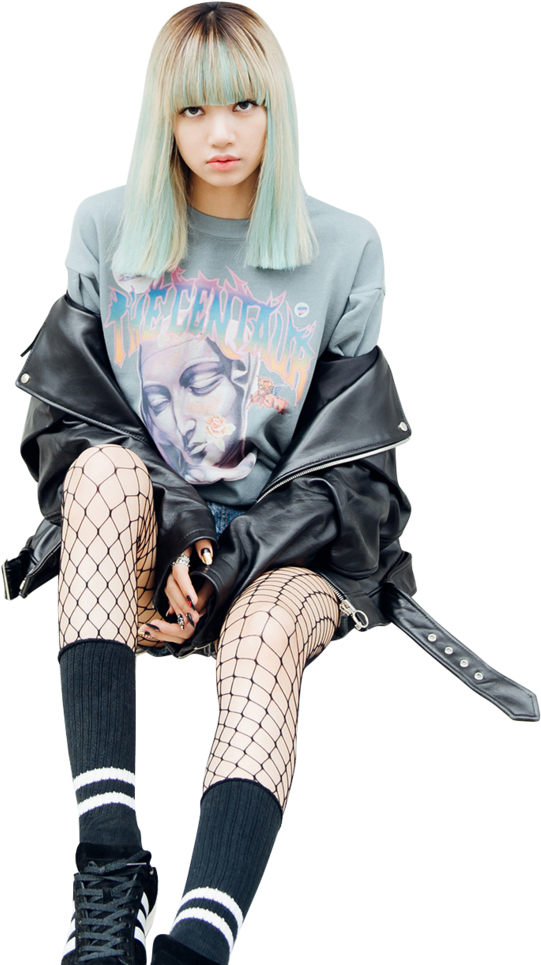 Blackpink成員時尚坐姿 壁紙 — 一位年輕女性，擁有粉綠色頭髮，穿著前衛街頭服飾，自信地坐在黑色背景前。