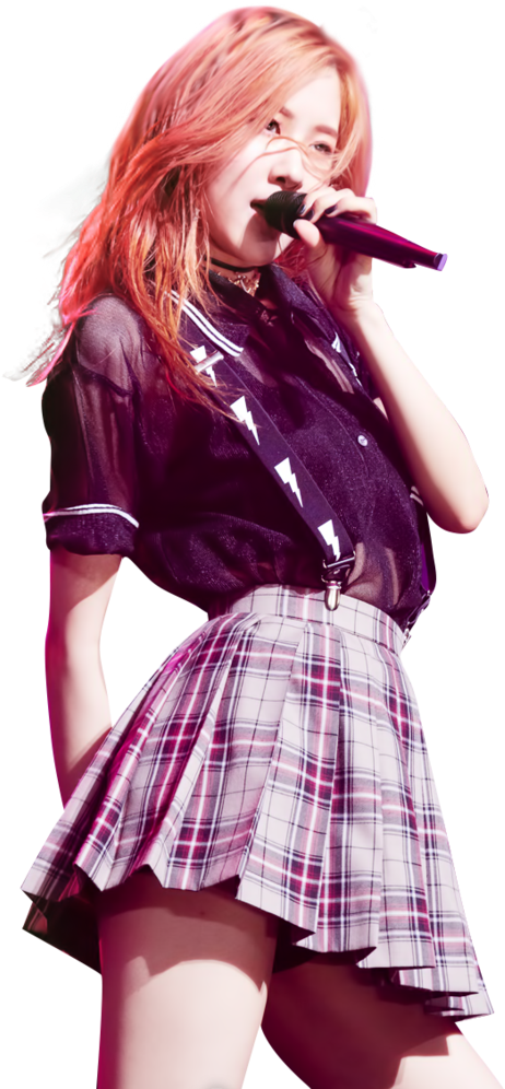 Blackpink成員舞台表演 壁紙 — 一位粉紅色頭髮的女歌手熱情地對著咪高峰唱歌，穿著格仔裙和深色襯衫。