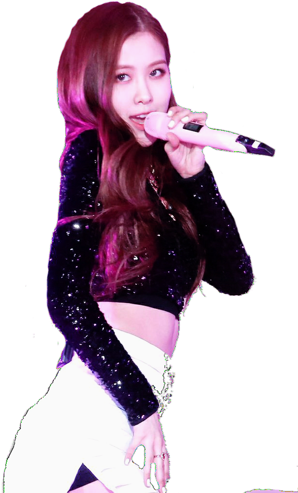 Blackpink成員舞台演唱 壁紙 — 一位長髮女歌手在舞台上表演，身穿閃亮黑色上衣和白色褲子，手持粉紅色麥克風。