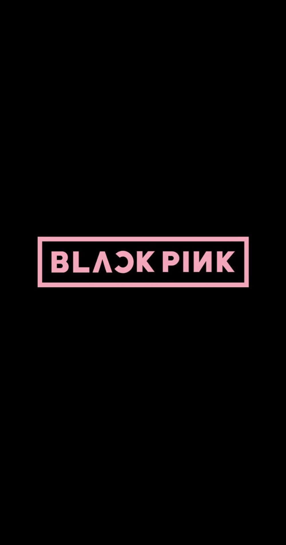 黑色背景上粉紅色長方形內以粉紅色文字顯示的Blackpink標誌。