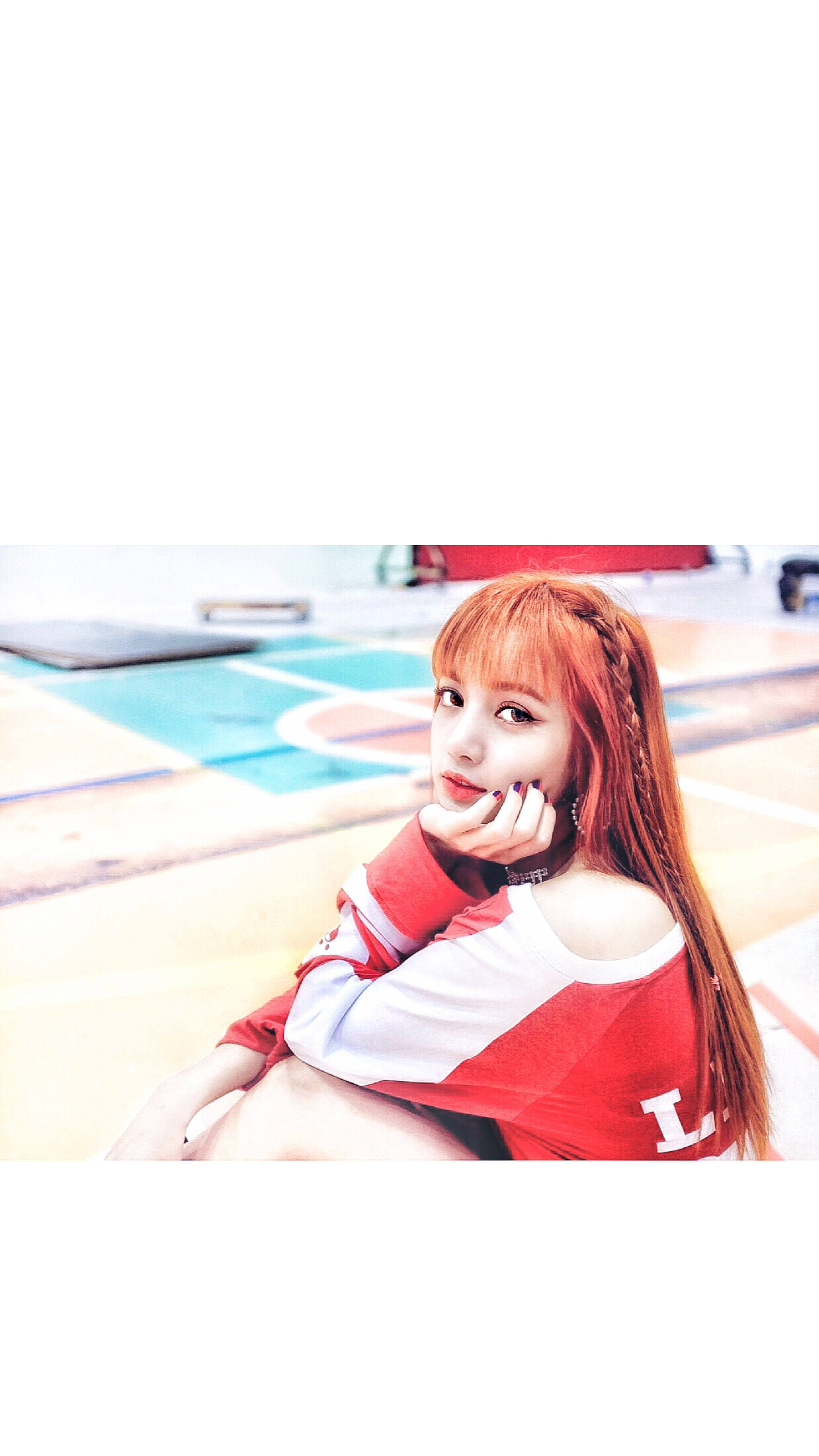 BLACKPINK LISA 運動風造型 壁紙 — 一位紅髮年輕女子坐在籃球場上，身穿紅白球衣，看著鏡頭。