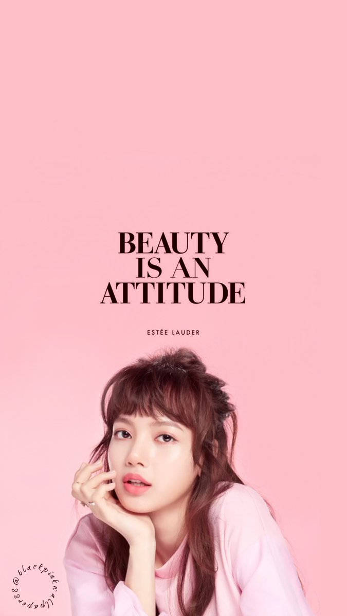 BLACKPINK Lisa於粉紅背景，搭配「美即是態度」字樣的壁紙