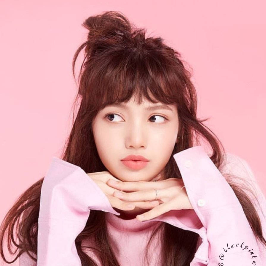 BLACKPINK成員Lisa身著粉紅上衣，背景為淡粉牆壁壁紙