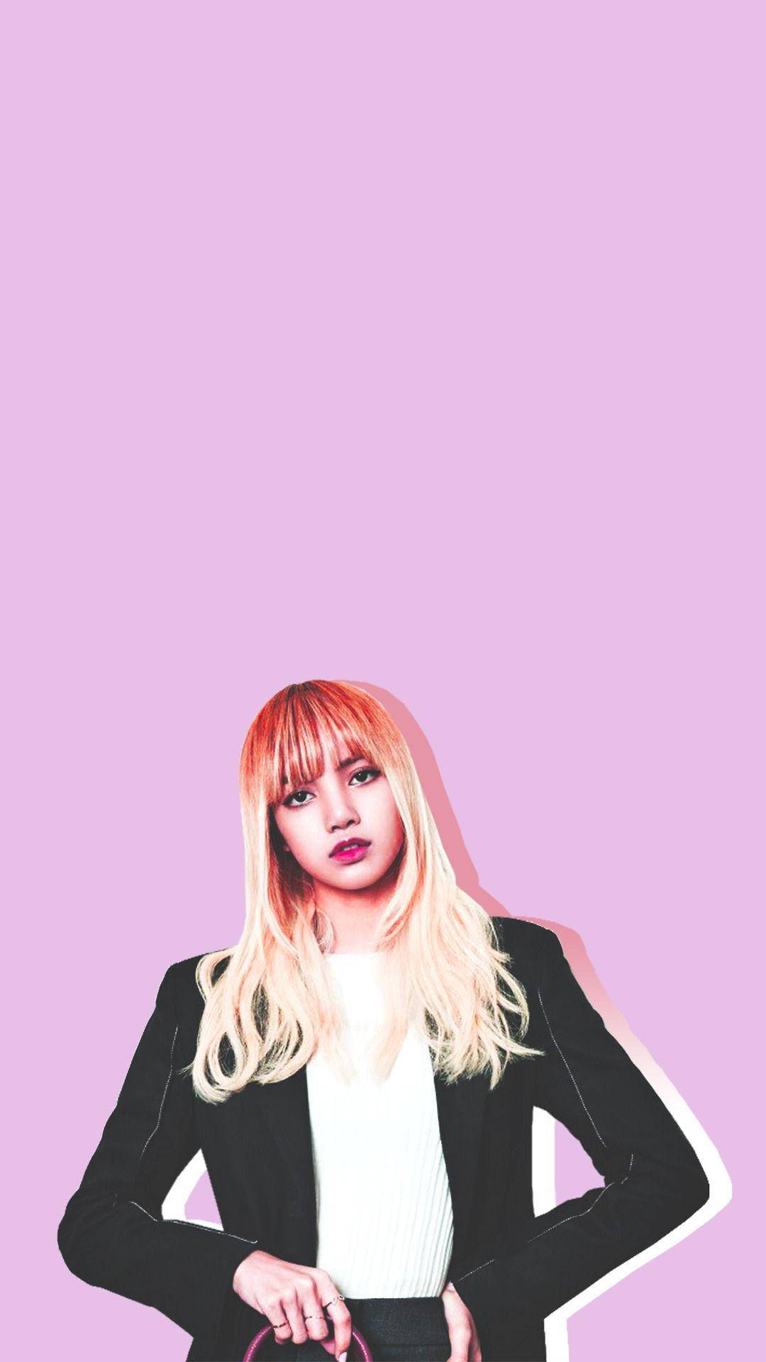 BLACKPINK LISA 紫色背景 壁紙 — 一位金髮帶紅色挑染的年輕女性自信地站在純粉紅色背景前，身穿黑色西裝外套和白色上衣。