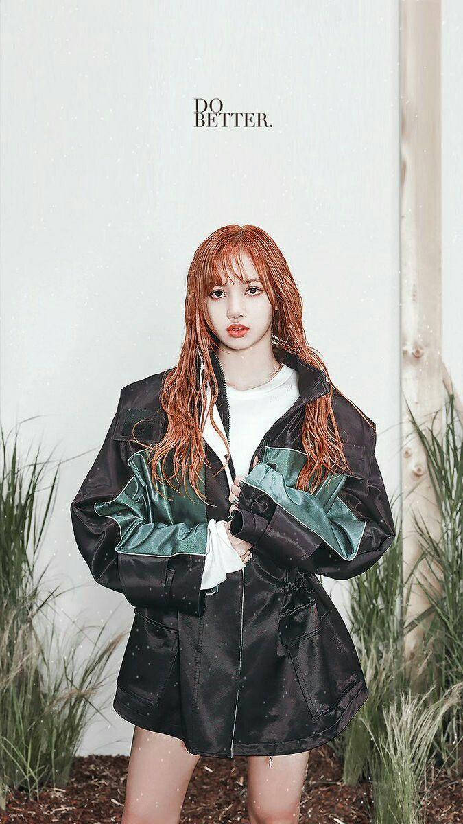 BLACKPINK LISA 潮流濕髮造型 壁紙 — 一位紅髮年輕女性自信地穿著黑色和藍綠色外套，站在有綠色植物和「do better」文字的白牆前。