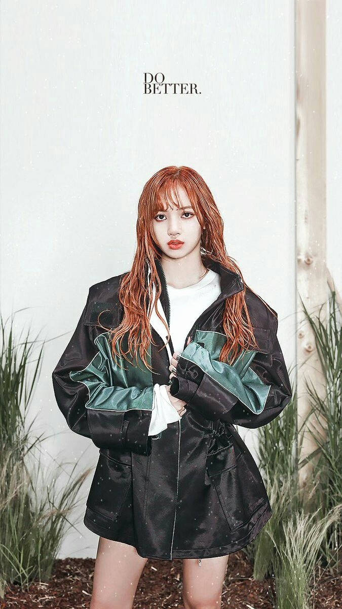 BLACKPINK 的 Lisa 展現個人風格 壁紙 — 一位紅髮年輕女性自信地穿著黑色和藍綠色外套，站在有綠色植物和「do better」文字的白色牆前。