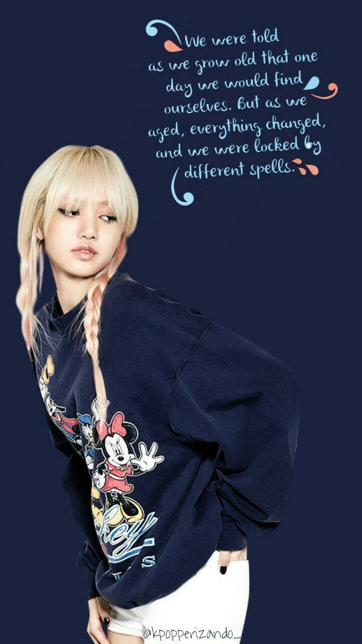 BLACKPINK LISA 長段引言 壁紙 — 一位金髮辮子的年輕女性穿著一件海軍藍色衛衣，上面有米妮老鼠圖案，背景為深藍色並帶有詩意文字。