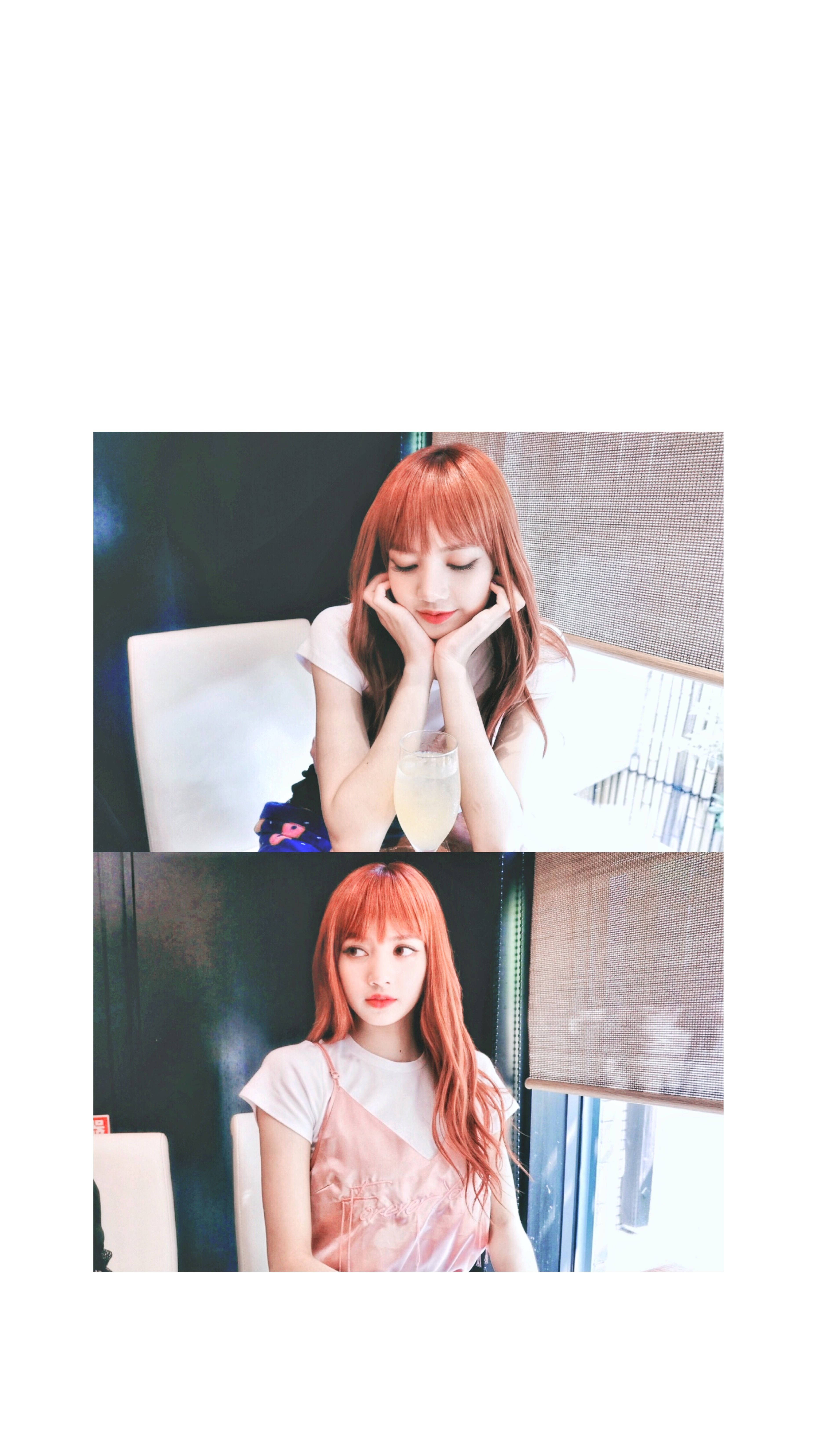 BLACKPINK LISA 兩張合併圖像 壁紙 — 一位擁有鮮豔紅髮的年輕女子，在柔和燈光的室內環境中，坐在桌子旁，手托下巴，面前放著一杯飲料。