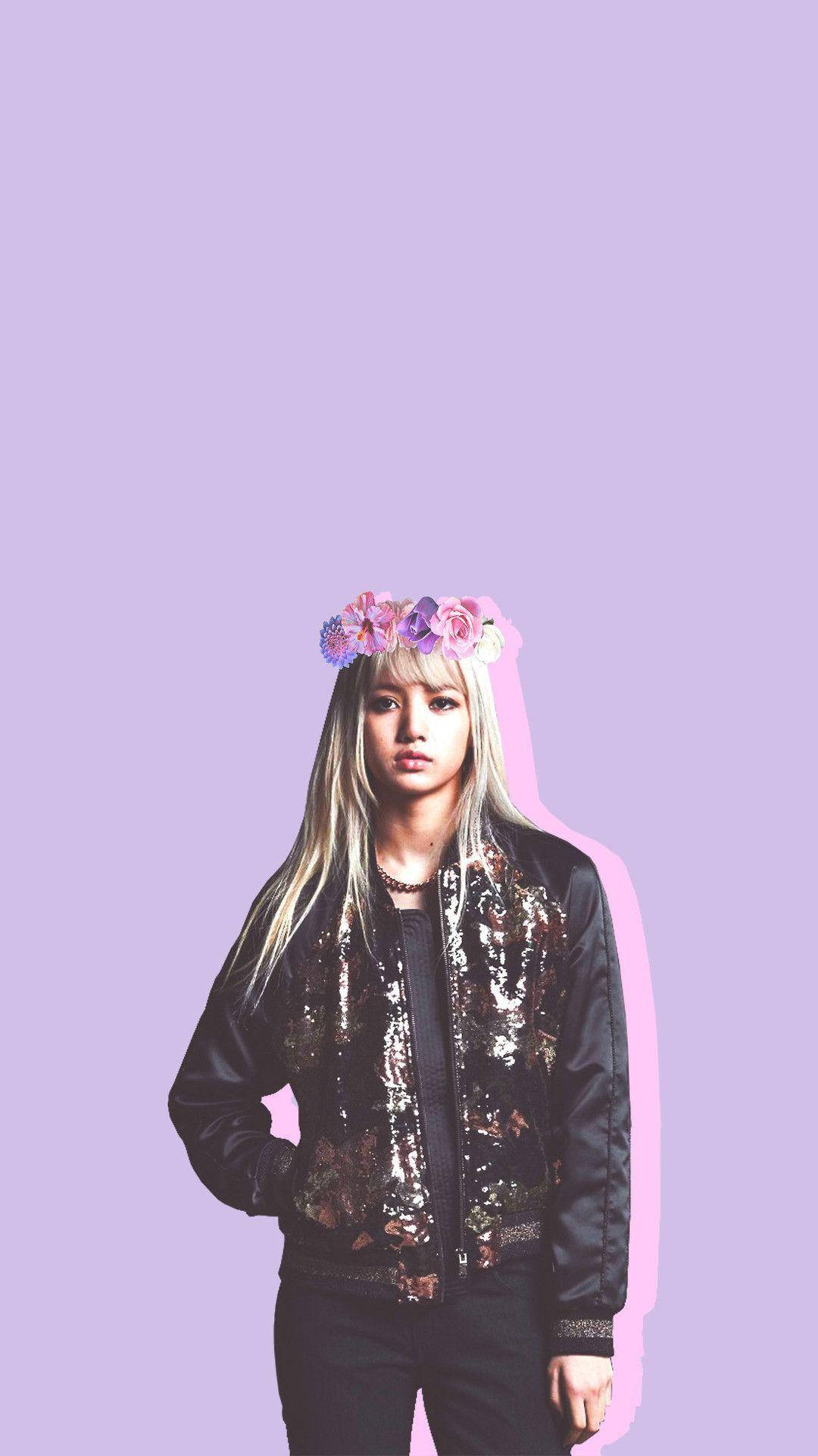 BLACKPINK LISA 戴花冠 壁紙 — 一位金髮年輕女性戴著花冠和閃片飛行員夾克，背景為純色薰衣草色。