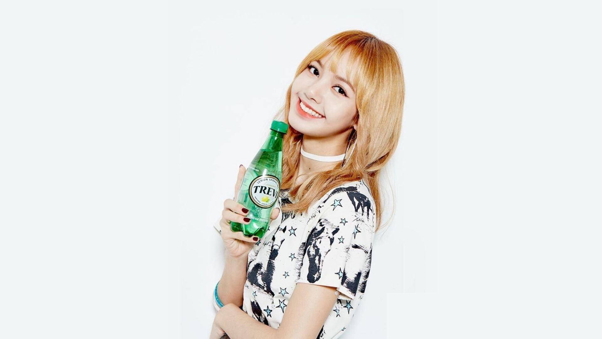 BLACKPINK LISA 手持綠瓶 壁紙 — 一位微笑的金髮年輕女性手持TREV氣泡水的綠色玻璃瓶，背景為純白色。