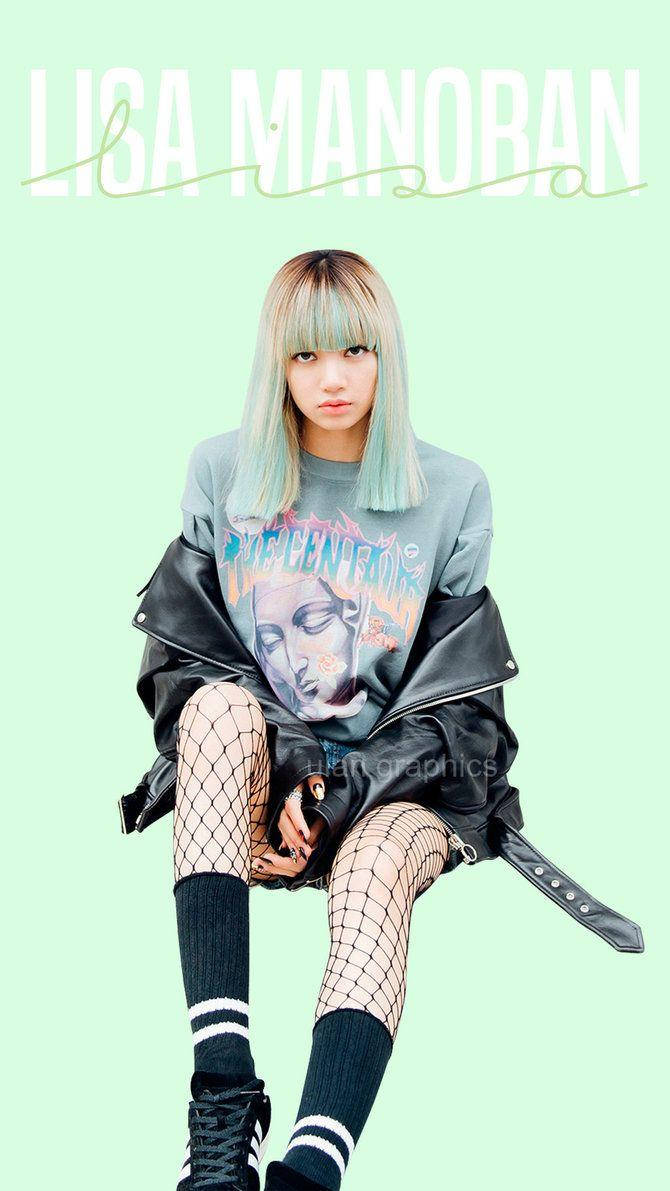 BLACKPINK LISA 潮流搖滾風 壁紙 — 一位擁有粉藍色頭髮的年輕女性，自信地穿著黑色皮褸和魚網絲襪，坐在薄荷綠色背景前。