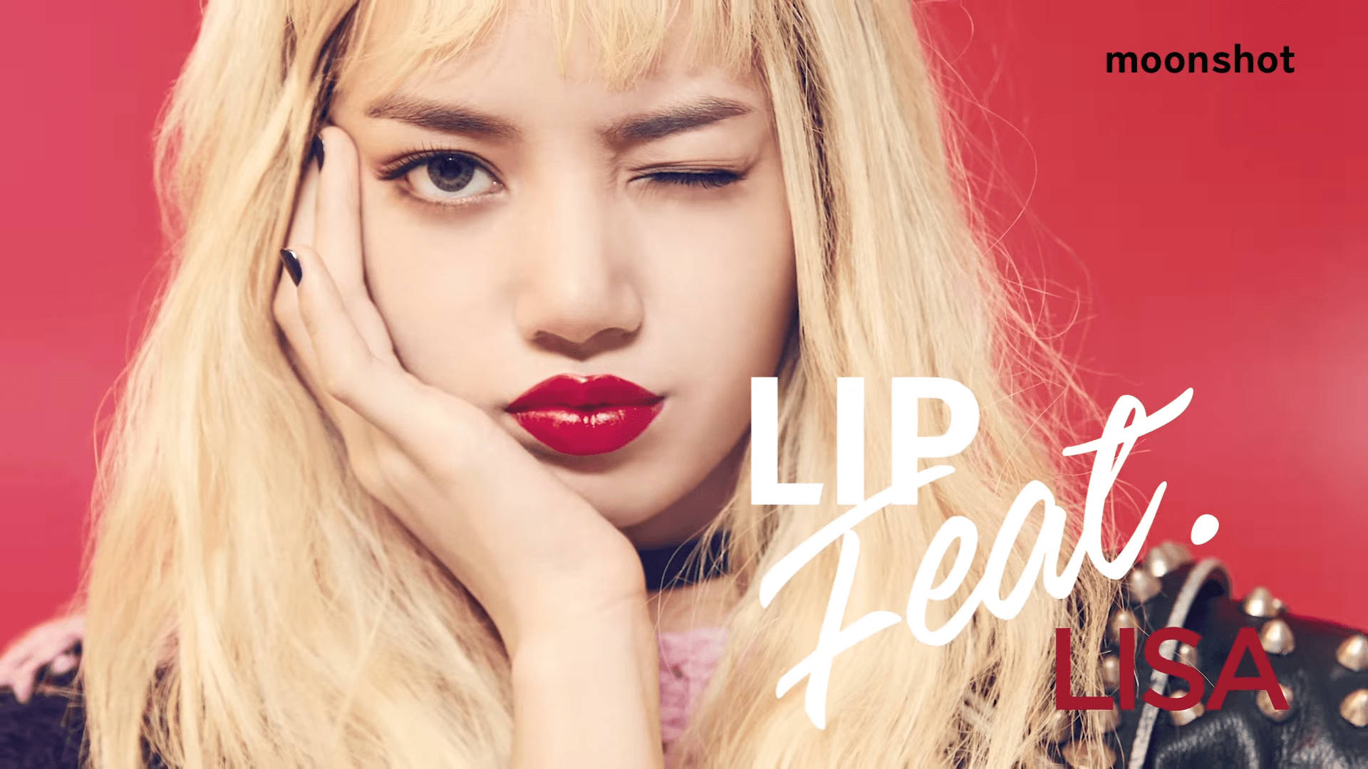 BLACKPINK LISA 為Moonshot彩妝代言 壁紙 — Lisa 嘅搶眼肖像，有鮮紅色嘴唇同金黃色頭髮，襯托住鮮紅色背景。