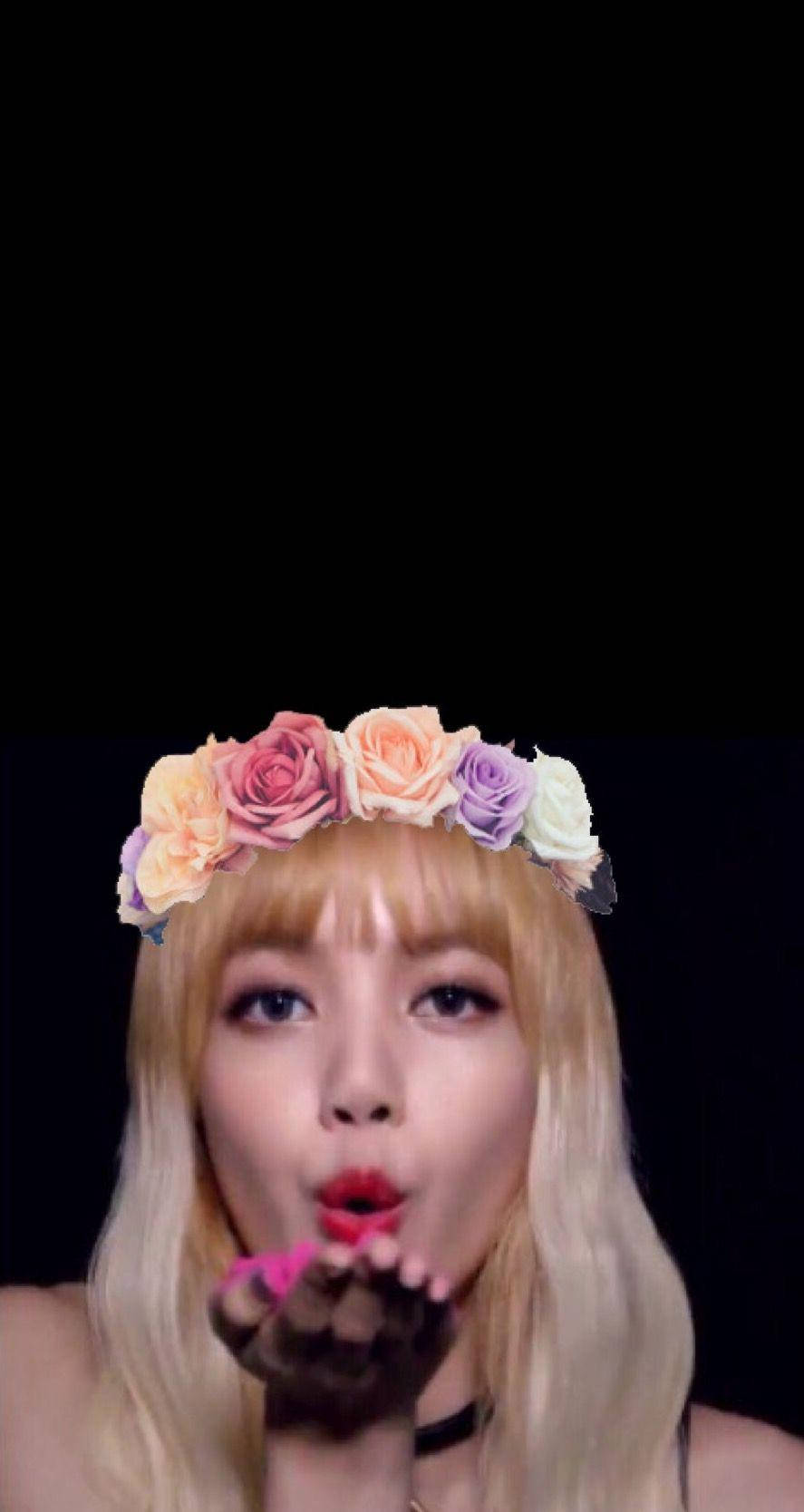 BLACKPINK LISA 舞蹈演出 壁紙 — 一位金髮年輕女子戴著色彩繽紛的花冠，在黑色背景前飛吻。