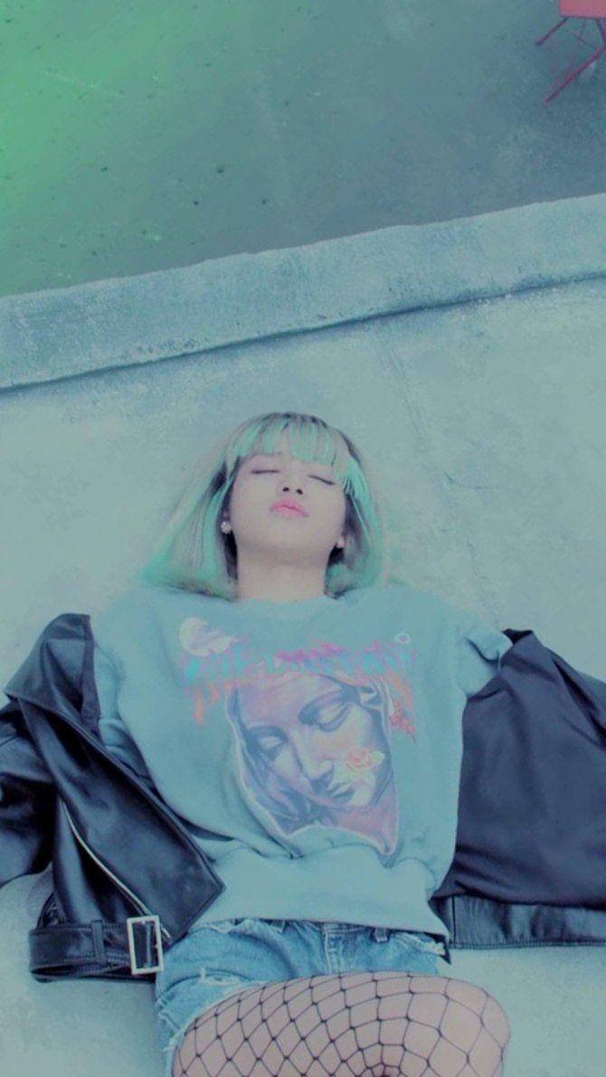 BLACKPINK LISA 趴在人行道上 壁紙 — 一個薄荷綠頭髮的人放鬆地躺在混凝土邊緣上，穿著圖案T恤和漁網襪，在冷藍色燈光下。