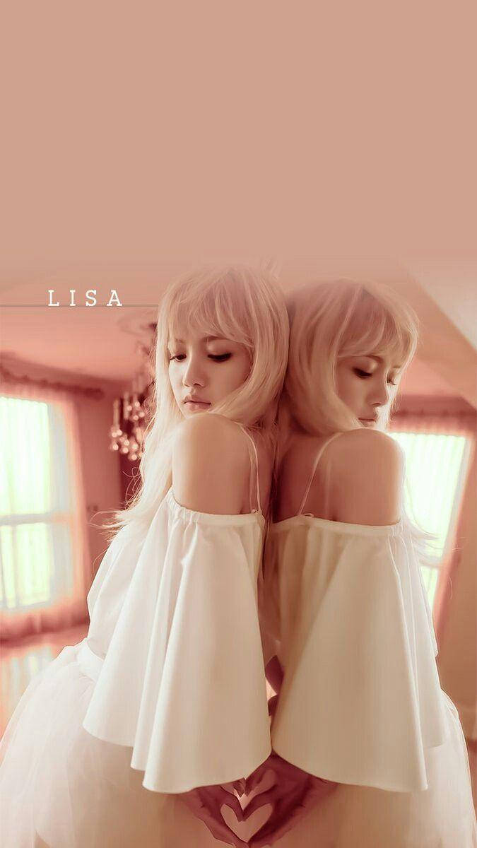 BLACKPINK LISA 靠著鏡子 壁紙 — 兩個身穿白色露肩裙的鏡像人物在柔和的粉紅色房間中背對背站立，下方握著心形的手。