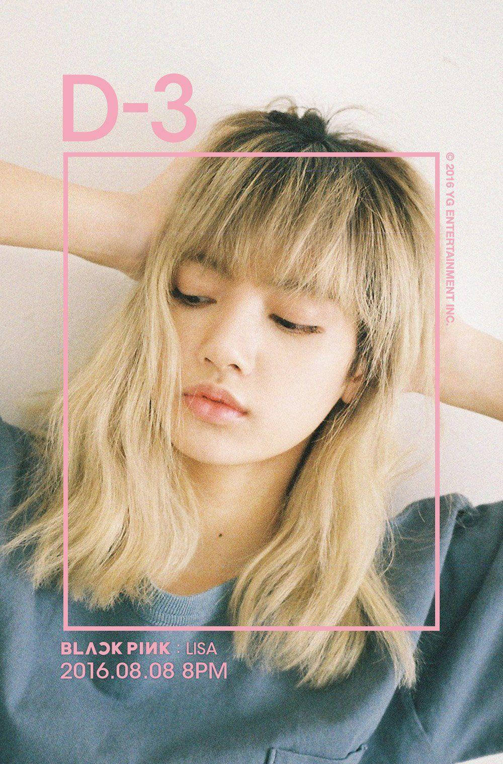 BLACKPINK LISA 首張預告 壁紙 — 一位金髮年輕女子在粉紅色相框內向後靠頭，背景是素牆。