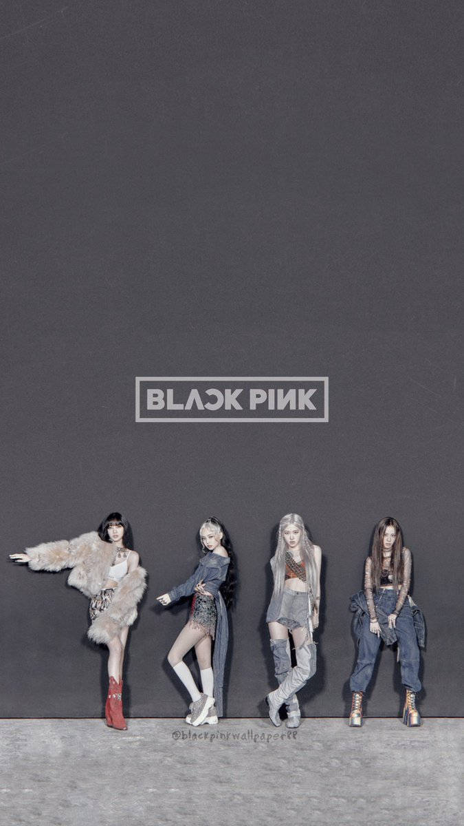 BLACKPINK Logo《How You Like That》灰調版 壁紙 — 四位時尚女性穿著前衛服裝，自信地在一面純深灰色牆壁前擺姿勢，牆上中央上方有「BLACK PINK」標誌。