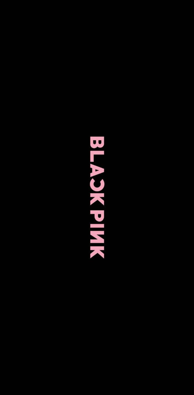 BLACKPINK Logo 垂直極簡設計 壁紙 — 粗體粉紅色文字垂直居中於純黑色背景上，顯示為BLACKPINK。
