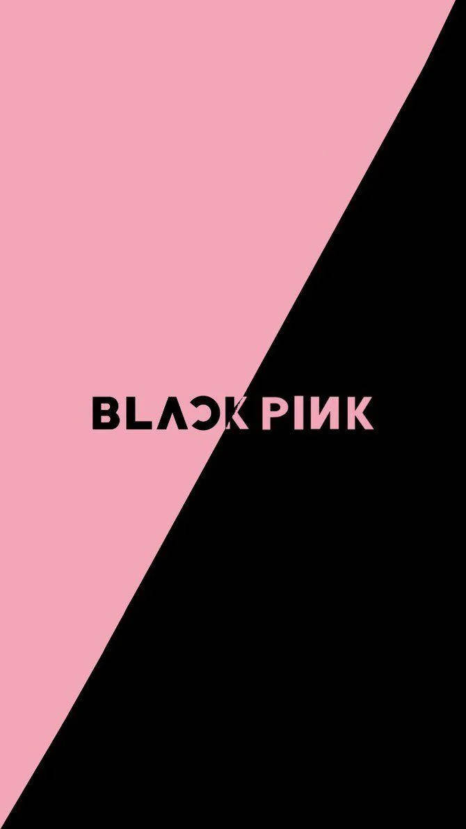 BLACKPINK Logo 斜分色彩設計 壁紙 — 大膽的粉紅和黑色對角分割背景，帶有對比黑色和粉紅色字體的「BLACK PINK」文字。