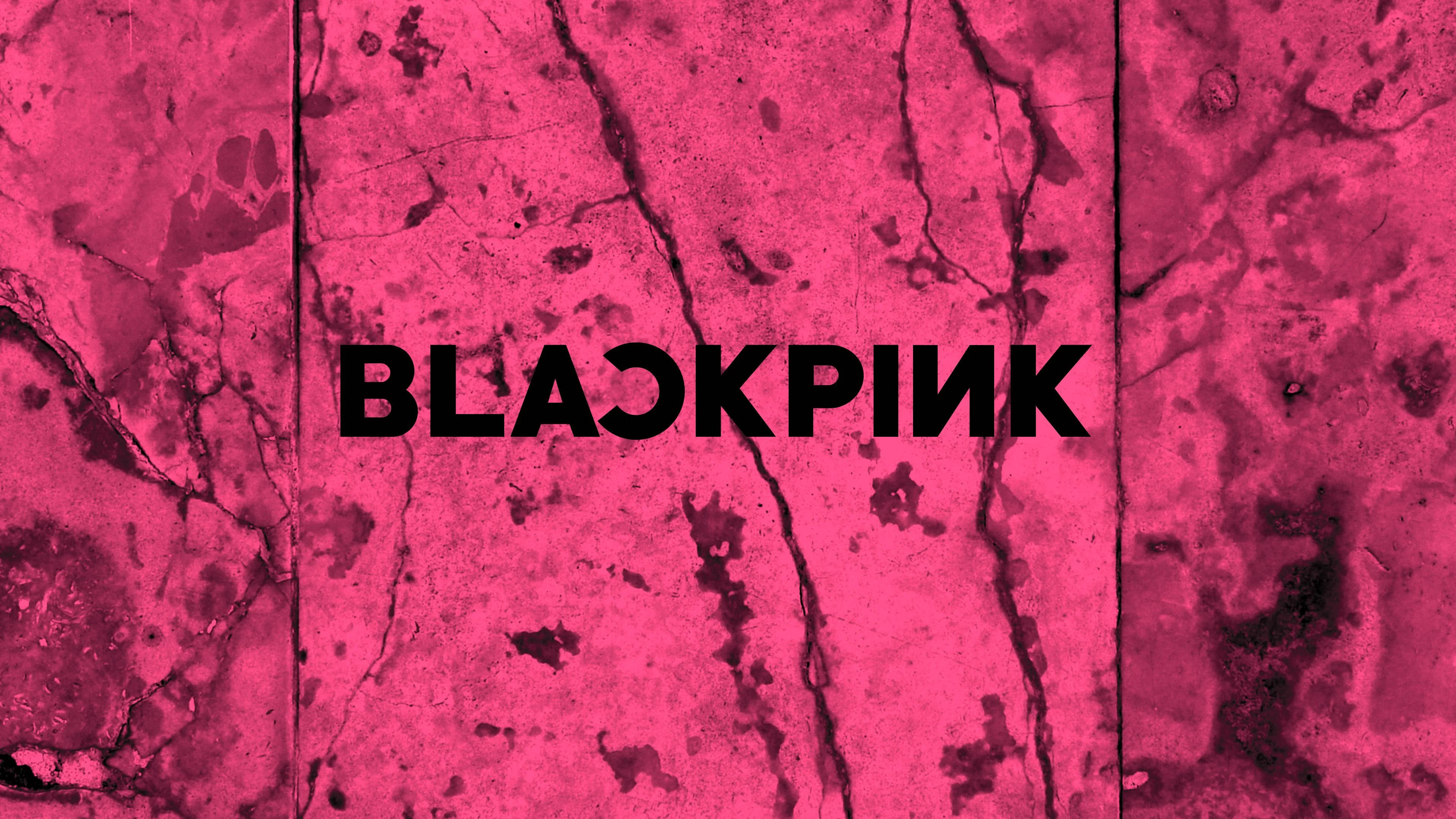 BLACKPINK Logo 於酷炫粉色牆面 壁紙 — 粗體黑色 'BLACKPINK' 文字居中於裂紋鮮豔粉紅大理石紋理背景上。