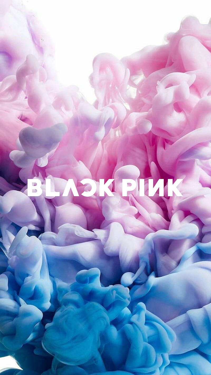 BLACKPINK Logo 水墨煙霧藝術 壁紙 — 充滿活力的粉紅色和藍色墨水漩渦，形成動態抽象爆發，並帶有粗體白色文字疊加。