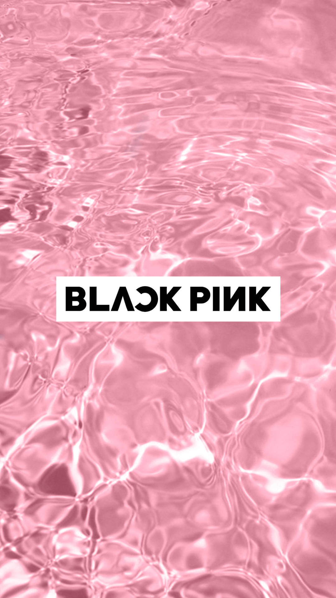 BLACKPINK Logo 浮現於粉色水波 壁紙 — 粉紅色水波在光線下閃爍，下方有粗體黑白 'BLACK PINK' 文字。