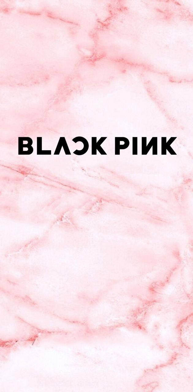BLACKPINK Logo 粉紅大理石背景 壁紙 — 粉紅色大理石背景，中央垂直排列粗體黑色文字「BLACK PINK」。