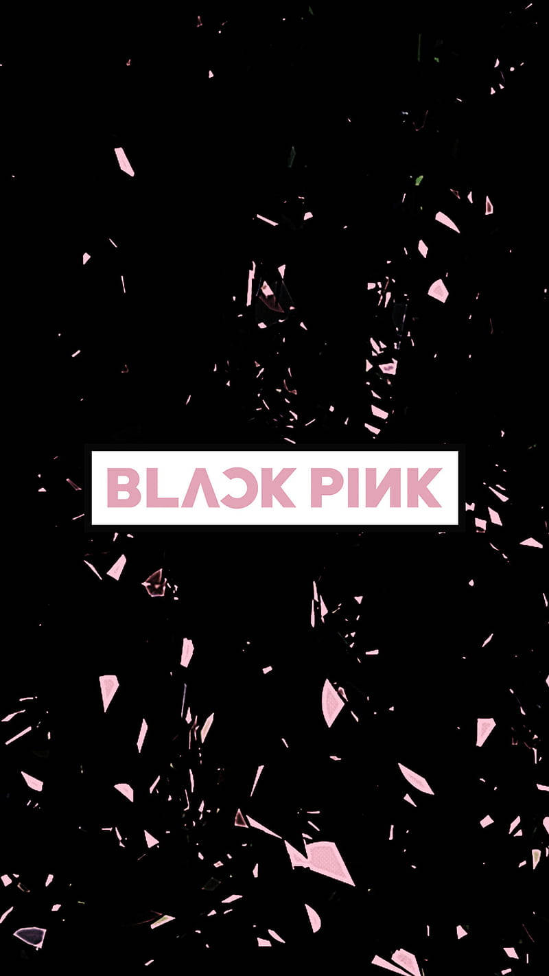 BLACKPINK Logo 粉白配色 壁紙 — 粉紅色破碎玻璃碎片在黑色背景上漂浮，中央白色條帶顯示粉紅色的 BLACK PINK 文字。