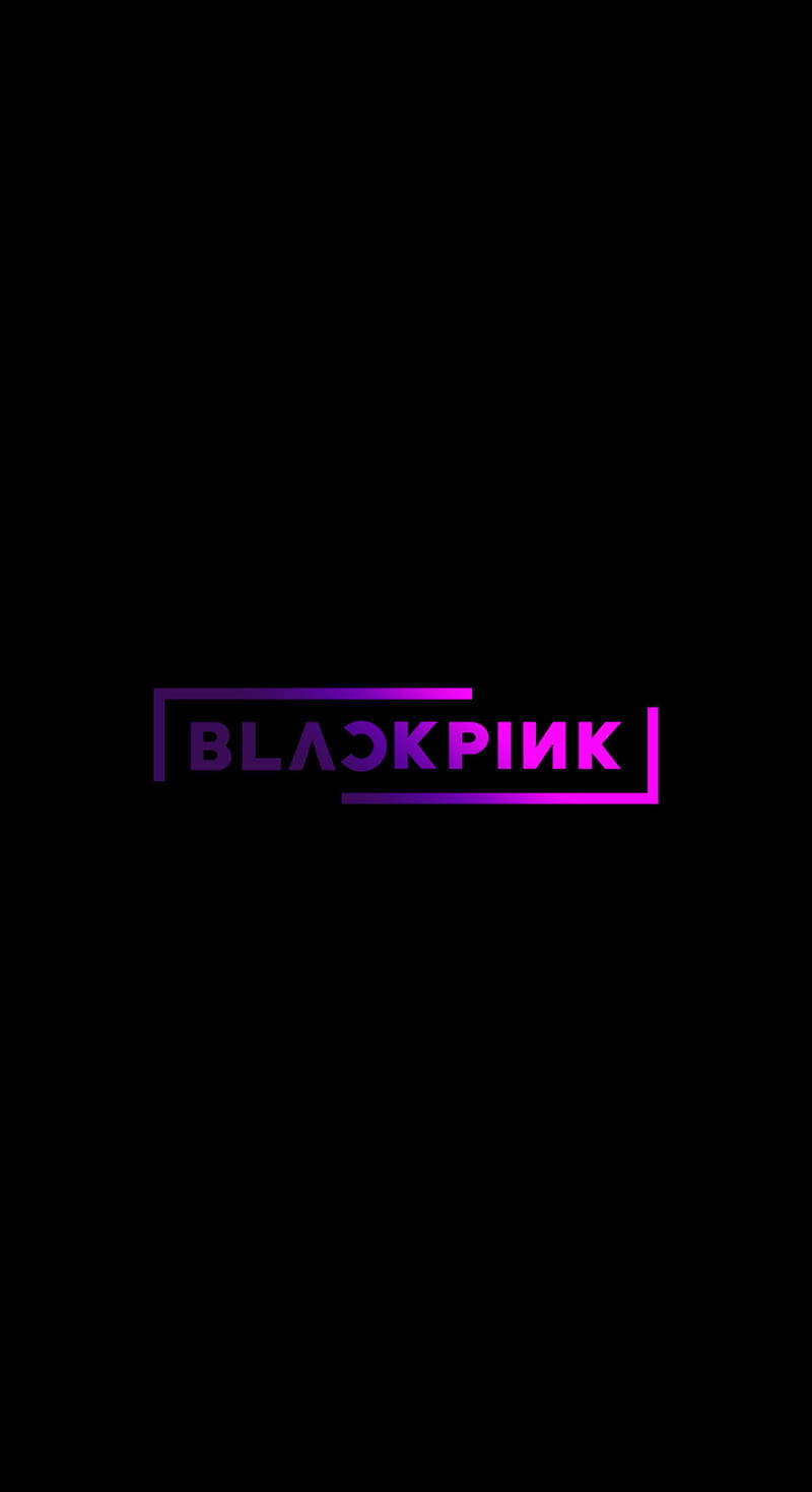 BLACKPINK Logo 紫粉漸層設計 壁紙 — 黑色背景，帶有發光紫色漸變文字，顯示BLACKPINK，並以細線框住。
