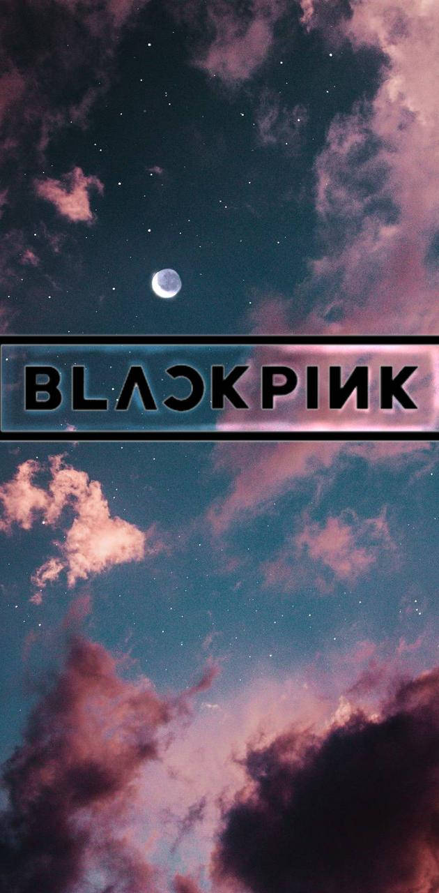 BLACKPINK Logo 覆蓋藍天 壁紙 — 一個天體的夜空，有新月和星星，被粉紅色和紫色的雲朵環繞，並疊加了BLACKPINK標誌。